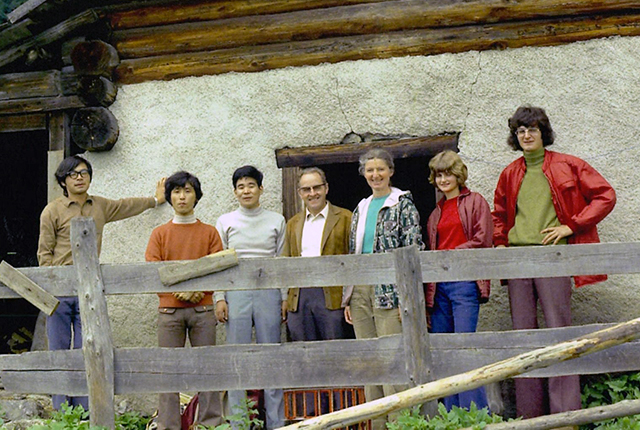 Hayao Miyazaki, Yoichi Kotabe e Isao Takahata in visita alla casa del nonno di Heidi, sulle Alpi svizzere Hayao Miyazaki, Yoichi Kotabe e Isao Takahata in visita alla casa del nonno di Heidi, sulle Alpi svizzere